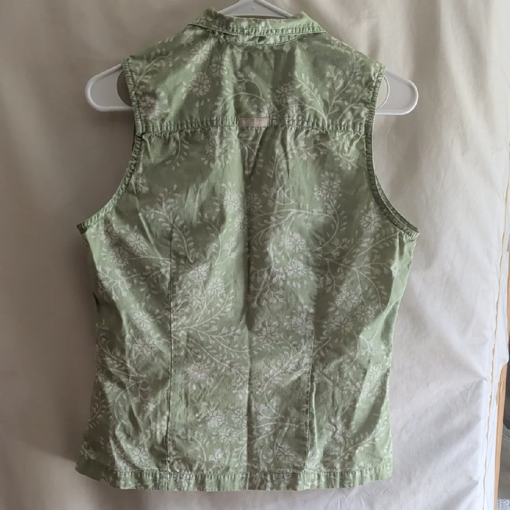 Columbia Olive Green Sleeveless Button Down Shirt - Picture 2 of 5